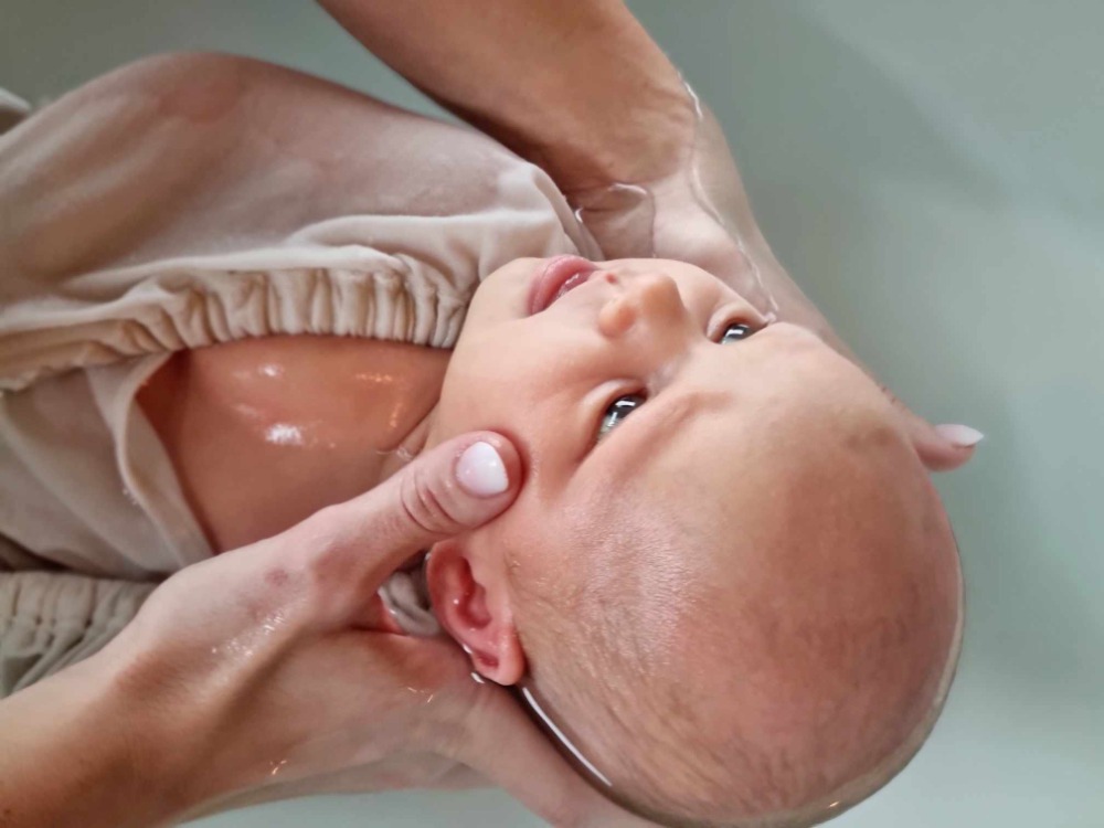 bain enveloppé pour bébé